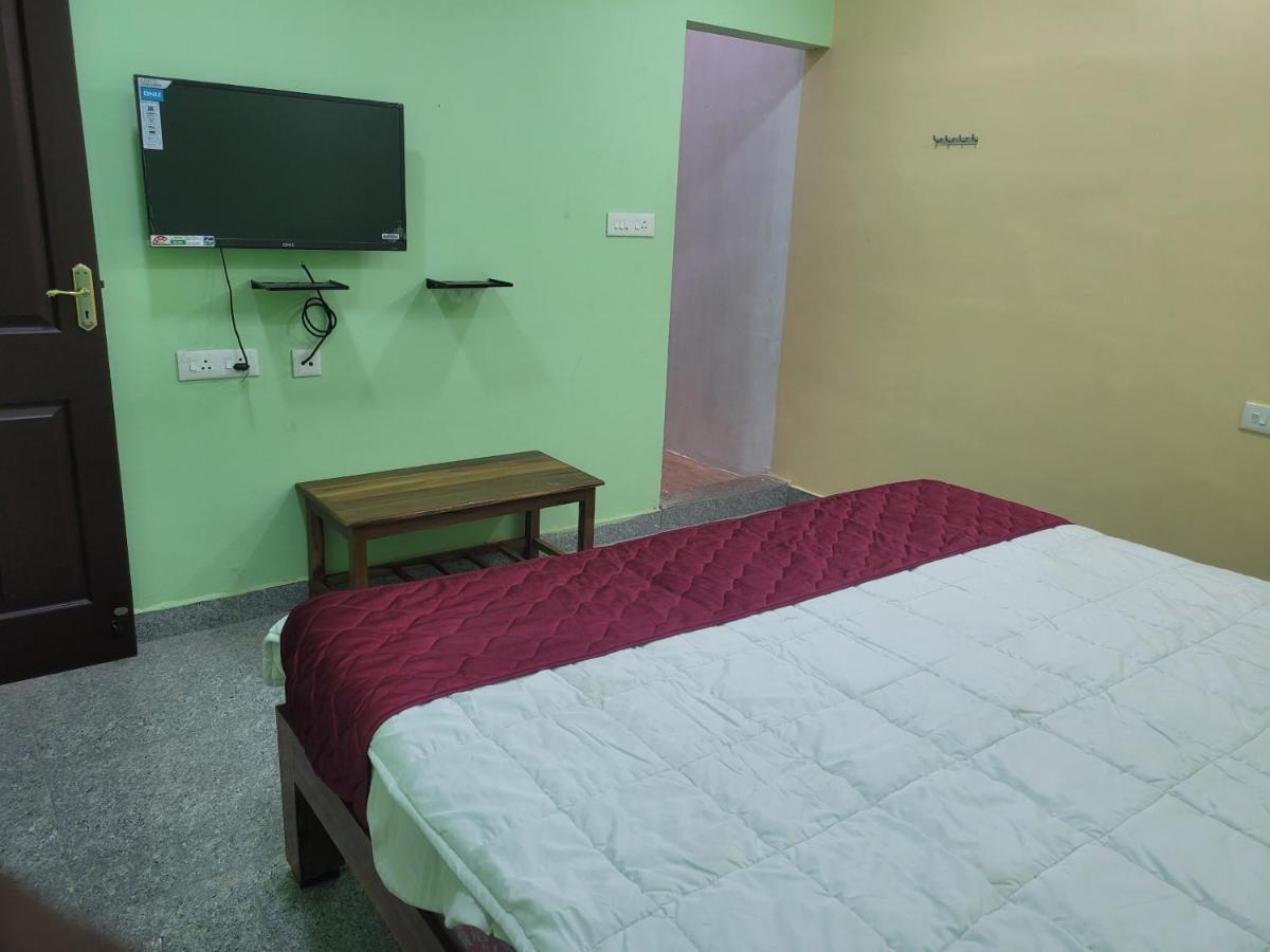 French Park Inn بونديتْشيري المظهر الخارجي الصورة