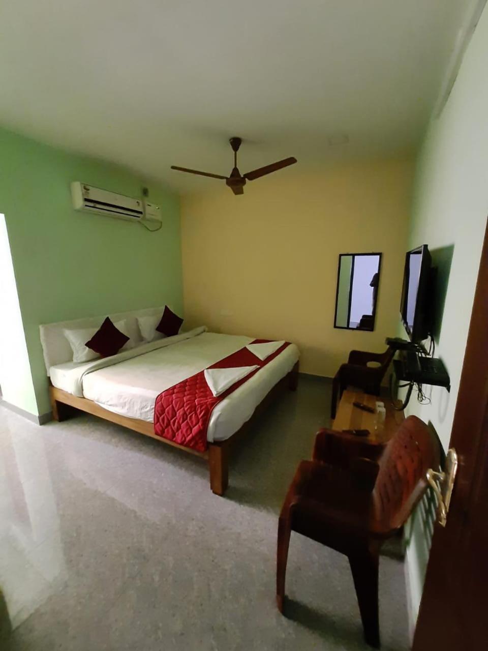 French Park Inn بونديتْشيري المظهر الخارجي الصورة