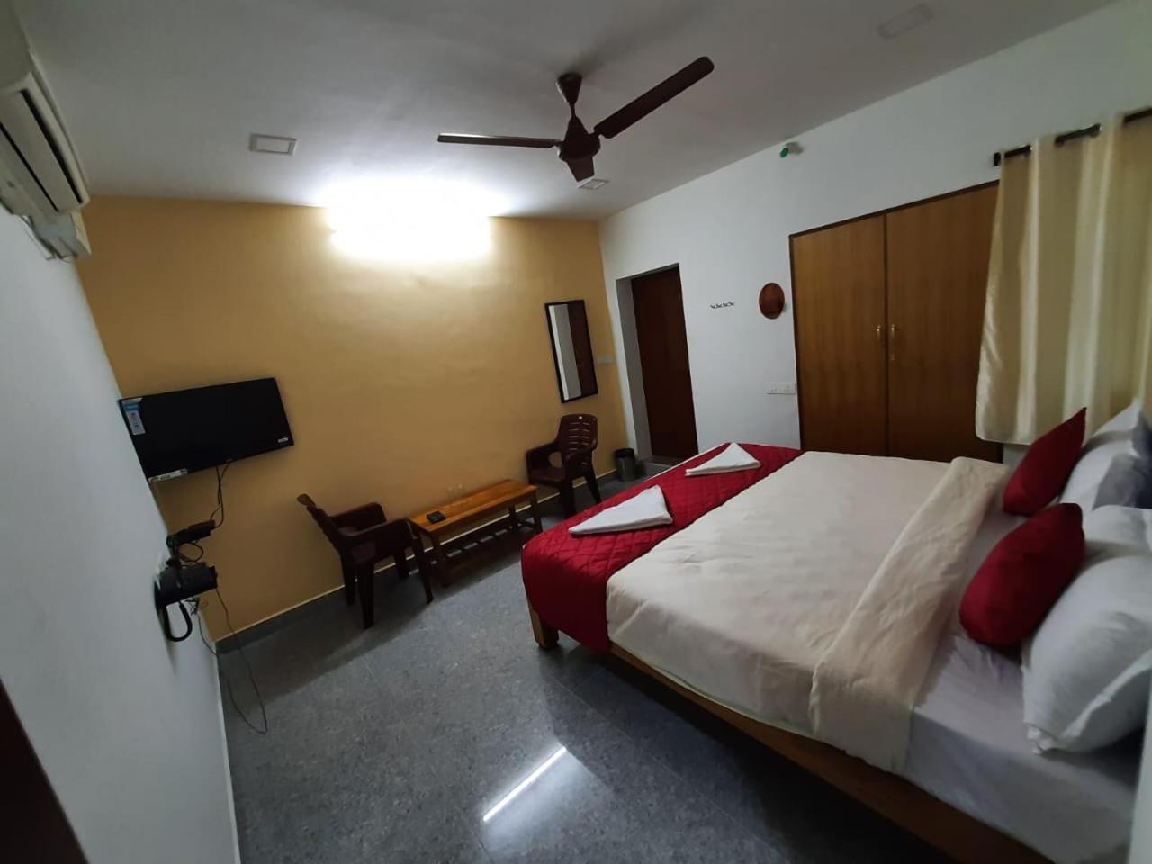 French Park Inn بونديتْشيري المظهر الخارجي الصورة